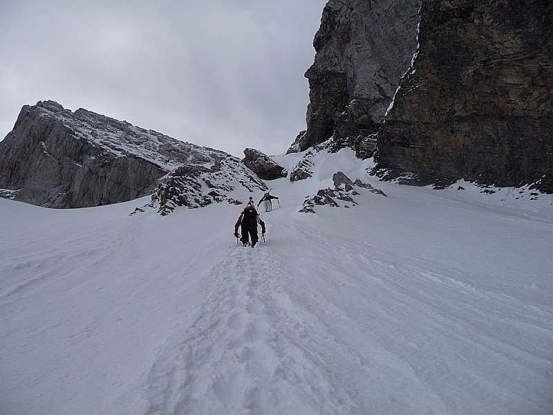 #18 couloir : xav en tête suivis de romain arrivent au sommet de la partie inférieure couloir : xav en tête suivis de romain arrivent au sommet de la partie inférieure