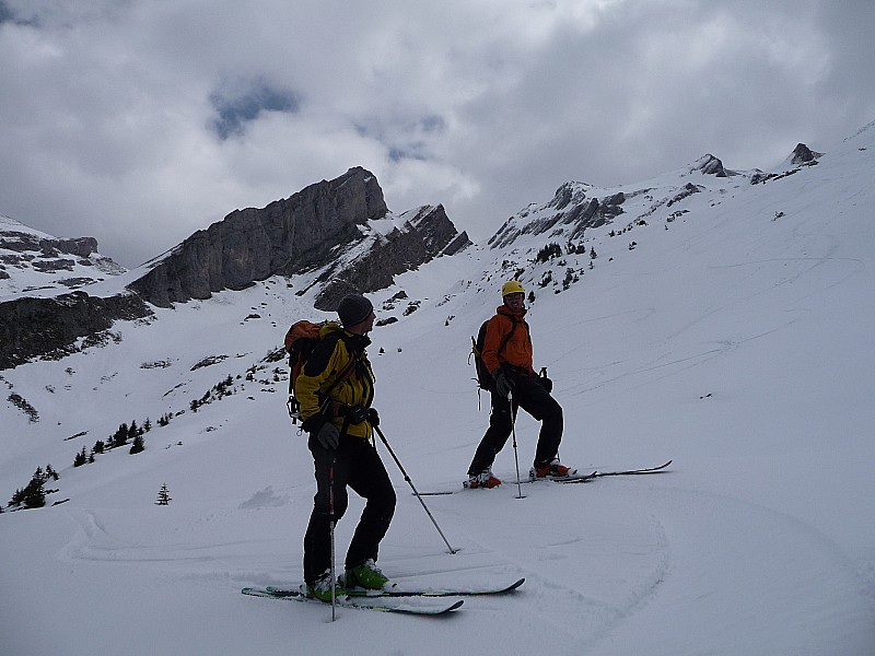 #7 romain et djeb : dans la combe de la blonnière ,le col ,sommet de la combe à marion en arrière plan romain et djeb : dans la combe de la blonnière ,le col ,sommet de la combe à marion en arrière plan