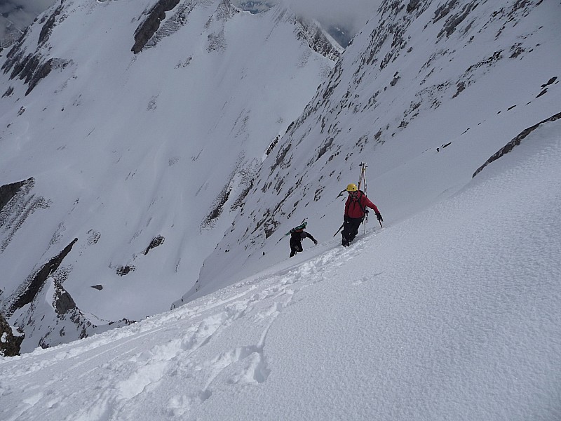 #22 couloir : romain suivi de djeb arrivent au sommet du couloir couloir : romain suivi de djeb arrivent au sommet du couloir