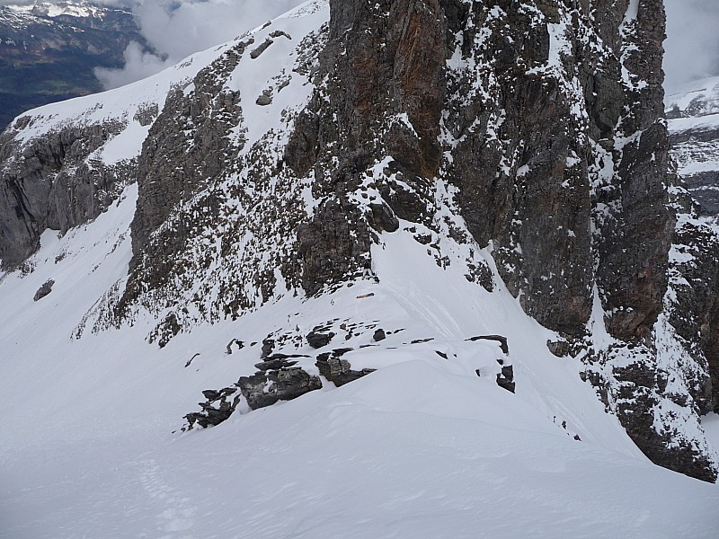 #24 xavier au col (sommet du couloir) et mon surf xavier au col (sommet du couloir) et mon surf