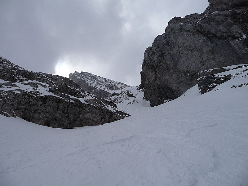 #6 couloir : vue sur le couloir , je récupère mes skis d couloir : vue sur le couloir , je récupère mes skis d'approche que j'avais laisser à peu près au premier 1/3