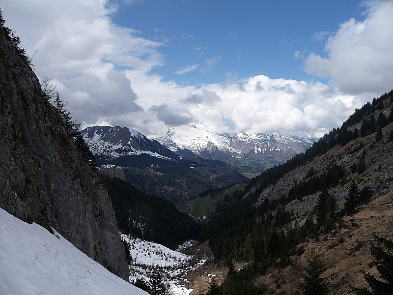 #8 combe de la blonnière:le bas : vur sur le sulens à gauche et la tournette .
on voit très bien qu combe de la blonnière:le bas : vur sur le sulens à gauche et la tournette .
on voit très bien qu'il reste de la neige versant nord mais côté sud y'a que de l'herbe