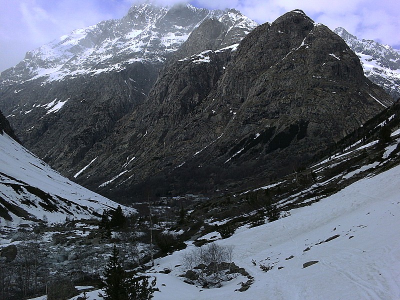 #16 La Bérarde : Le village au creux de la vallée, bien déneigée... Ca fond très vite ! La Bérarde : Le village au creux de la vallée, bien déneigée... Ca fond très vite !