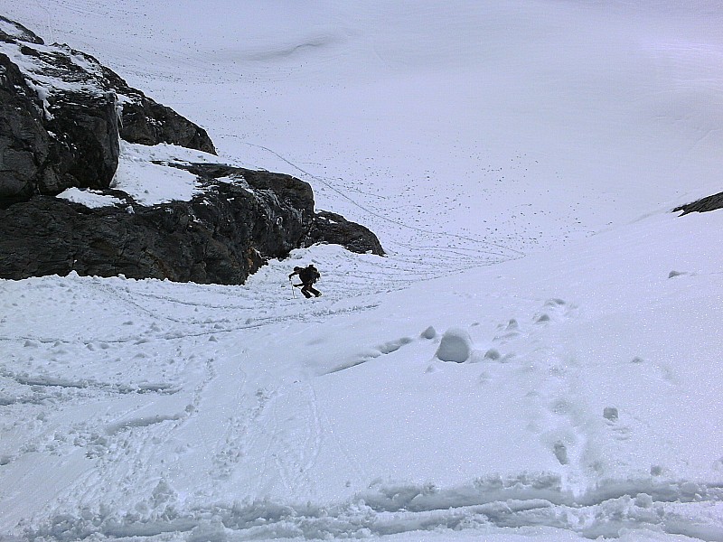 #9 Petite marche ! : Ca se redresse (enfin !) pour passer du glacier du Chardon à celui de Rouies... Raide mais court ! Passage complètement ravagé à la descente, si ça gèle la dessus, il faudra les crampons ! Petite marche ! : Ca se redresse (enfin !) pour passer du glacier du Chardon à celui de Rouies... Raide mais court ! Passage complètement ravagé à la descente, si ça gèle la dessus, il faudra les crampons !