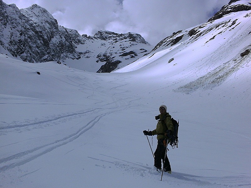 #14 Sous le Chardon : Le large vallon qui descend sous le glacier, permet de parer à toutes les purges (rive gauche surtout). Sous le Chardon : Le large vallon qui descend sous le glacier, permet de parer à toutes les purges (rive gauche surtout).