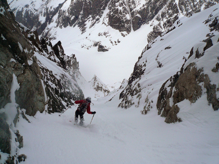 #5 Aupillous : Milieu de la descente, la pente s Aupillous : Milieu de la descente, la pente s'adoucit et le couloir s'élargit