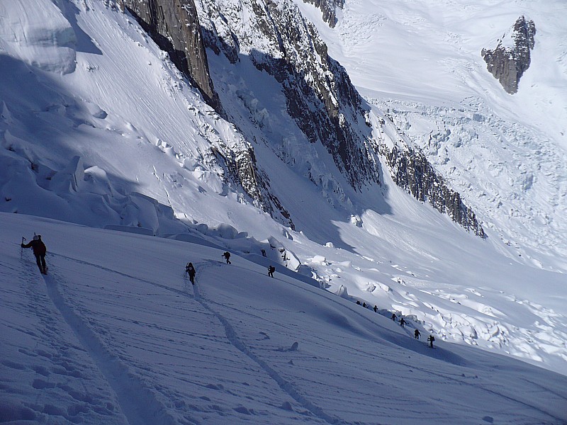 #8 Presque à la base du couloir : les séracs du Géant sont loin ! Presque à la base du couloir : les séracs du Géant sont loin !