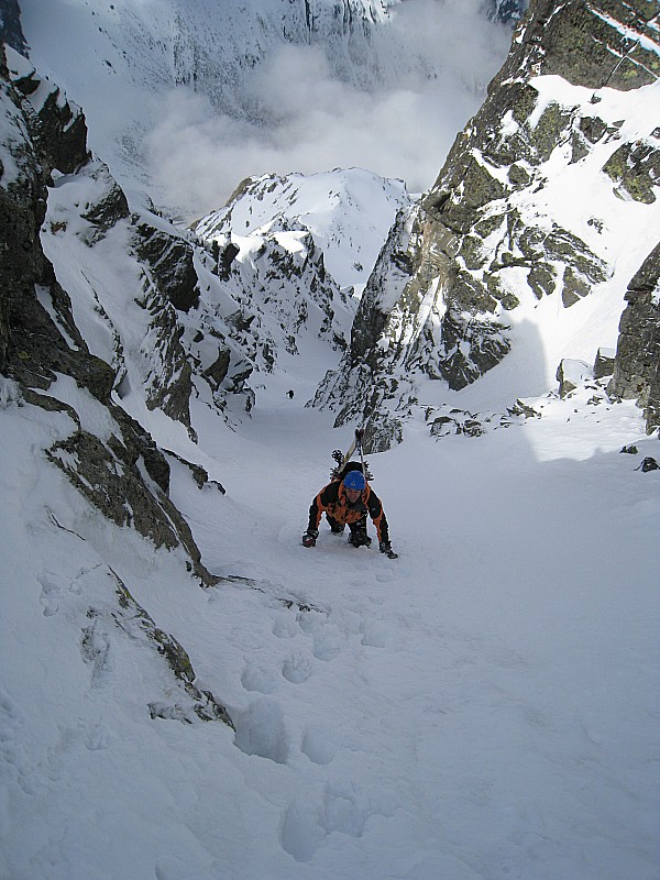 #2 Couloir : Allez Damien!! Plus que 150m.
Cyril, si tu contine a me coller, je te mets un crampon dans le nez !!! Couloir : Allez Damien!! Plus que 150m.
Cyril, si tu contine a me coller, je te mets un crampon dans le nez !!!