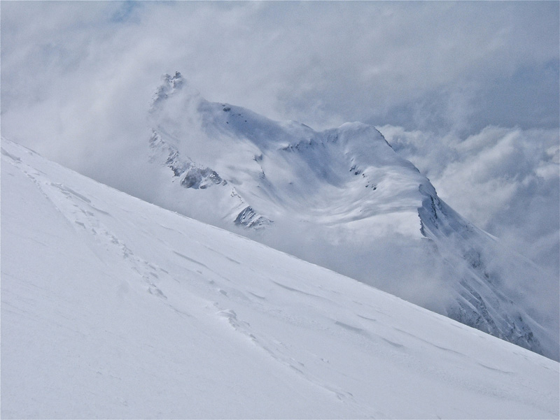 #9 Gipière : au cours de la remontée, magnifique Roche Grande dans les nuages. Gipière : au cours de la remontée, magnifique Roche Grande dans les nuages.
