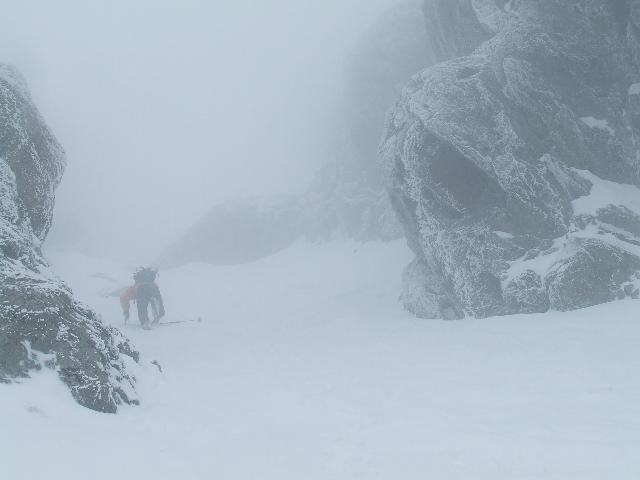 #1 Alphonse Favre, Couloir NW : Thomas qui commence à tracer Alphonse Favre, Couloir NW : Thomas qui commence à tracer