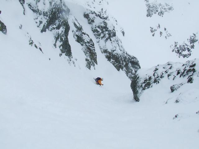 #3 Alphonse Favre, Couloir NW : Descente dans une bonne neige, on y va quand meme molo, on a bien des doutes ... Alphonse Favre, Couloir NW : Descente dans une bonne neige, on y va quand meme molo, on a bien des doutes ...