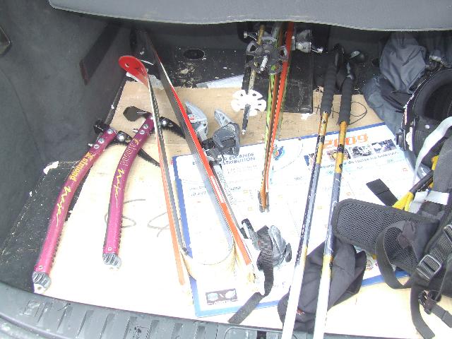 #8 Alphonse Favre, Couloir NW : Finalement, c Alphonse Favre, Couloir NW : Finalement, c'est bien plus pratique pour ranger les skis dans la voiture , plus besoin de barres de toit .
