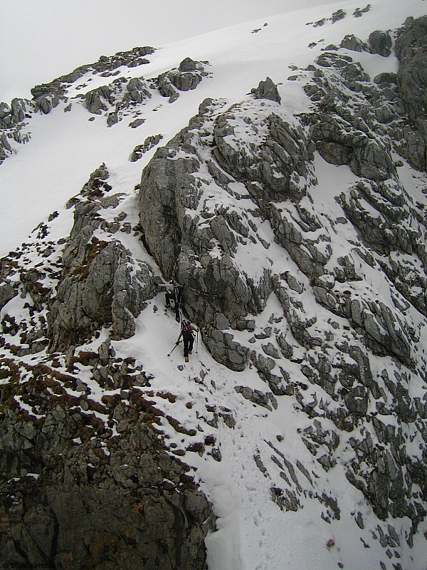 #7 Montée à la Tour : On monte dans la cheminée. Il y a 2 plaquettes toutes neuves avec des maillons rapides en haut si on doit descendre (dans le sens du topo). Montée à la Tour : On monte dans la cheminée. Il y a 2 plaquettes toutes neuves avec des maillons rapides en haut si on doit descendre (dans le sens du topo).