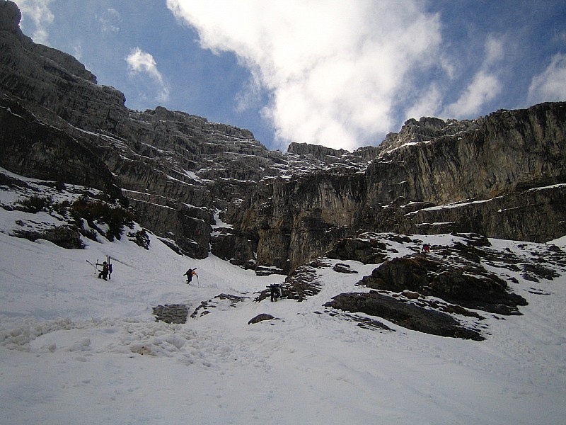 #1 Au dessus du lac Benit : Il y a eu de nombreuses coulées. Le bas est plein de boules et la partie étroite a été lustrée. Il a fallu mettre les crampons. Au dessus du lac Benit : Il y a eu de nombreuses coulées. Le bas est plein de boules et la partie étroite a été lustrée. Il a fallu mettre les crampons.