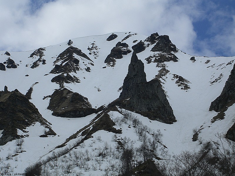 #5 Vallée de Chaudefour : Perspective sur le couloir emprunté à gauche de l Vallée de Chaudefour : Perspective sur le couloir emprunté à gauche de l'aiguille du moine.