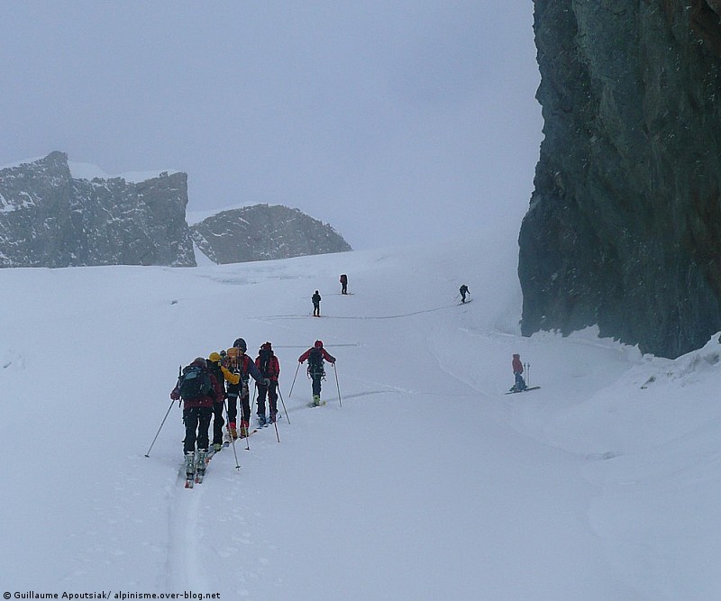#2 En montant vers le col des Dôm : Il y a du monde En montant vers le col des Dôm : Il y a du monde
