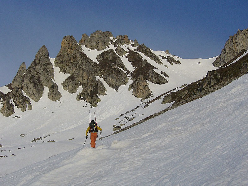 Roc rouge : Jean Luc a mis le turbo,les skis resteront sur le sac jusqu'au sommet.