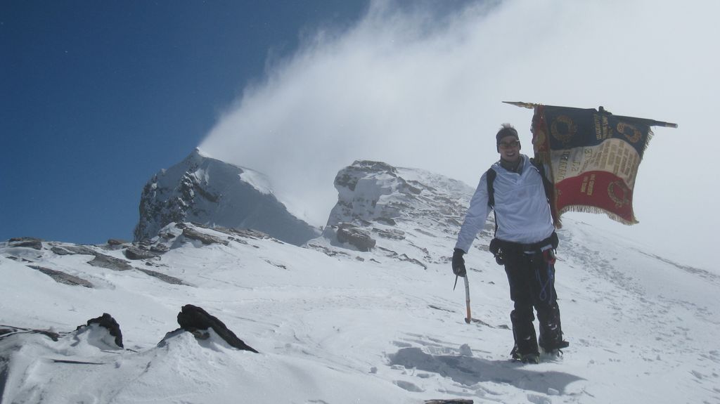 13e BCA à la Grande Casse : Tom a monté le drapeau des bataillons de chasseurs alpins au sommet