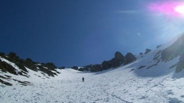 #2 Pointe Alphonse Favre : Remontée du couloir central de la face W de la pointe Alphonse Favre. Neige dure. Pointe Alphonse Favre : Remontée du couloir central de la face W de la pointe Alphonse Favre. Neige dure.