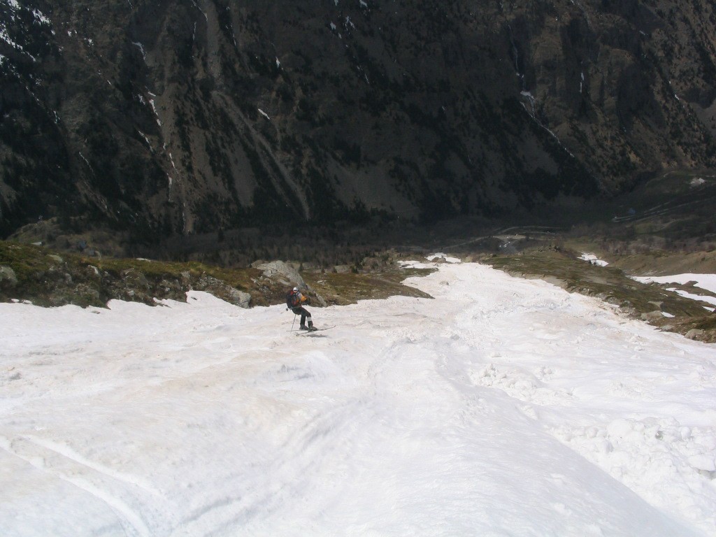 #24 Couloir d Couloir d'avalanche : Bon travail des canons à neige dans le coin... par contre faudrait envoyer les dameuses maintenant