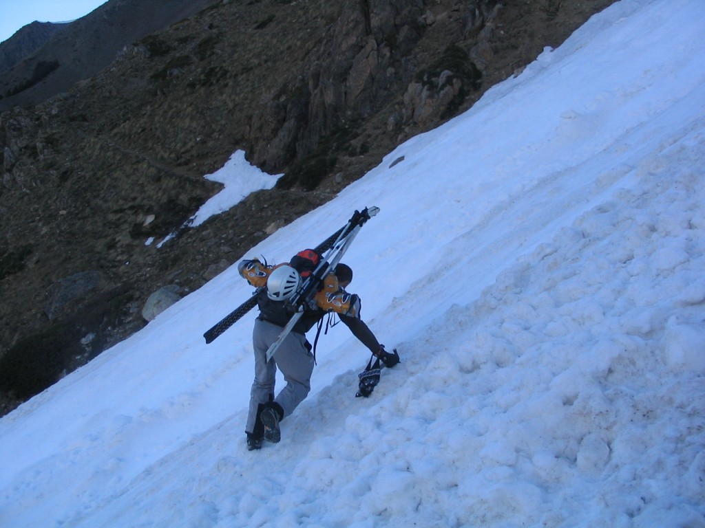 #8 Couloir d Couloir d'avalanche : Le crux de la journée, neige béton et baskés