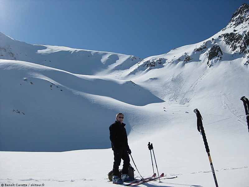 #9 A la sortie de la brèche : L A la sortie de la brèche : L'unique trace du skieur croisé un peu plus bas, ça s'annonce pas mal!