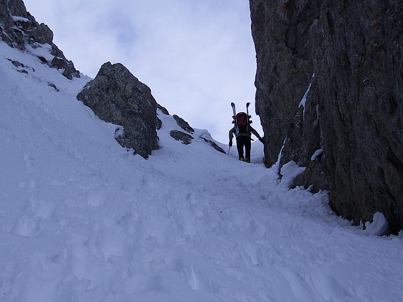 #2 couloir de la chatière : complètement comblé . on ne voit plus le rocher !!! couloir de la chatière : complètement comblé . on ne voit plus le rocher !!!