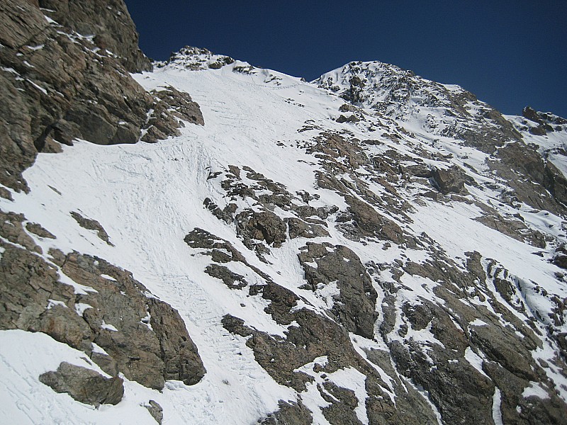 #8 L L'écharpe quasi-sommitale : Ô belle neige de printemps parfois adhérante aux dalles de rochers !