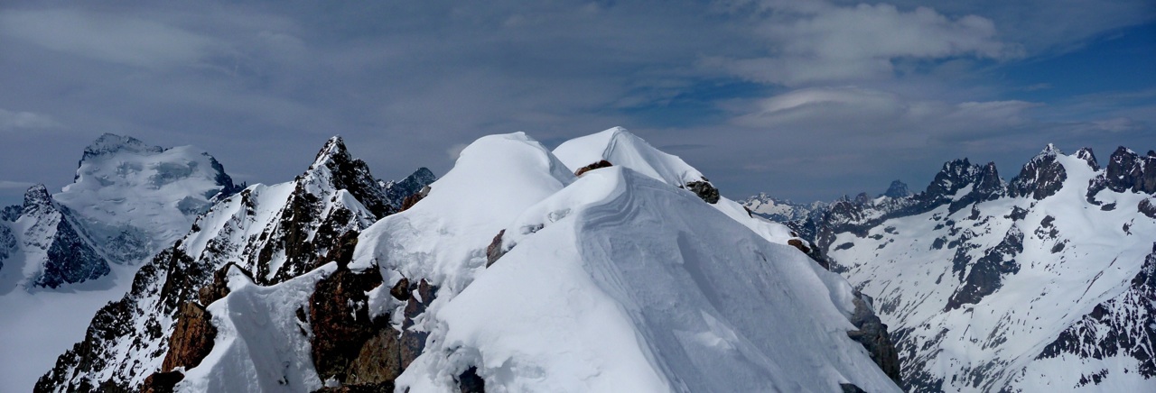 #9 Les Ecrins : Depuis le sommet, le ciel est bien voilé mais le spectacle reste sublime. Les Ecrins : Depuis le sommet, le ciel est bien voilé mais le spectacle reste sublime.