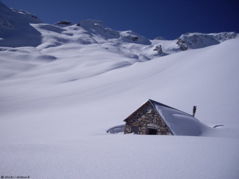 #3 LE ROCHAIL : Le refuge au milieu de la neige LE ROCHAIL : Le refuge au milieu de la neige