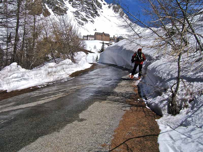 #12 GELAS : On arrive près de la voiture, on voit la route étroite et avec beaucoup d GELAS : On arrive près de la voiture, on voit la route étroite et avec beaucoup d'eau qui ce matin était complètement gelée, une vraie patinoire on a eu du mal pour aller chausser les skis sans se casser la gueule.