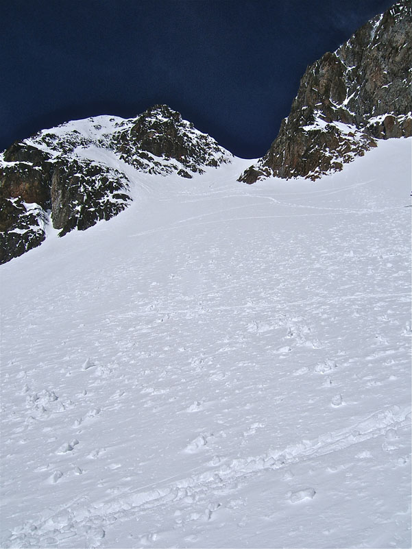 #5 GELAS : Le couloir E du Gélas, il y en a qui sont montés à ski jusqu GELAS : Le couloir E du Gélas, il y en a qui sont montés à ski jusqu'à la selle.