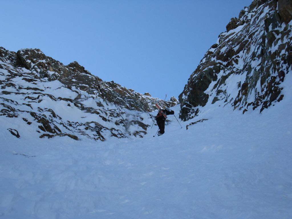 #22 Grande Aiguille de la Berarde : Fred arrive au niveau de l Grande Aiguille de la Berarde : Fred arrive au niveau de l'etroiture en glace