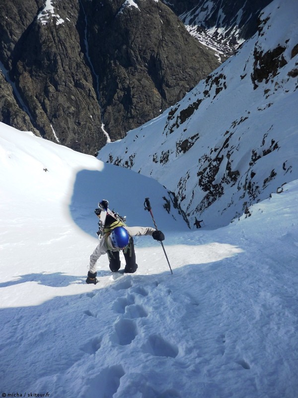 #1 Grande Aiguille de la Bérarde : Marion arrive au soleil, c Grande Aiguille de la Bérarde : Marion arrive au soleil, c'est bientot la fin de la montée.