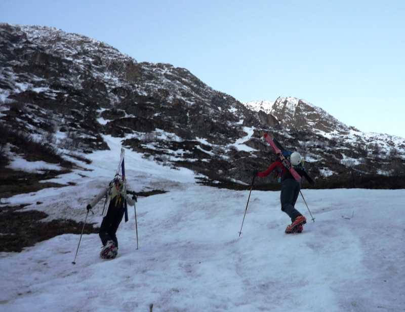 #17 Grande Aiguille de la Bérarde : Au départ, l Grande Aiguille de la Bérarde : Au départ, l'itinéraire dans les vires est en vue.