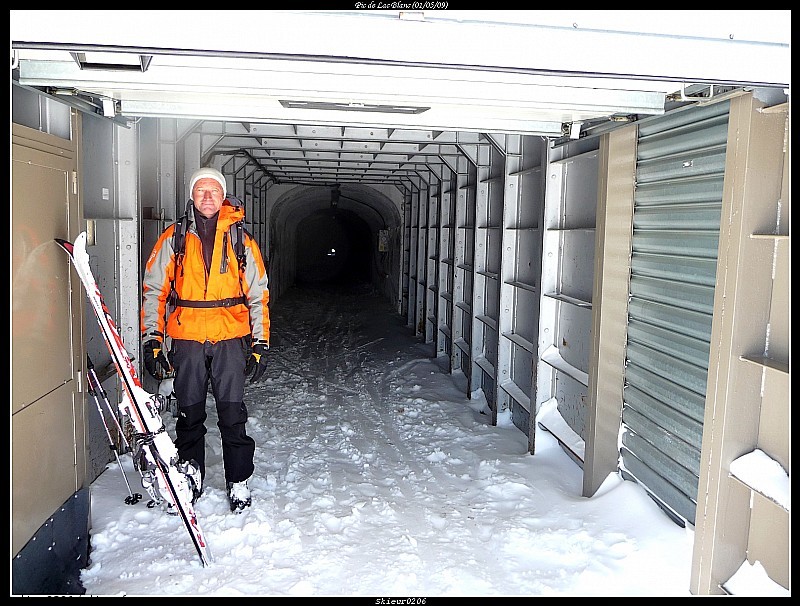 #10 le tunnel : L le tunnel : L'entrée du tunnel! Après avoir fermé la porte derrière nous, on se retourve dans le noir total!