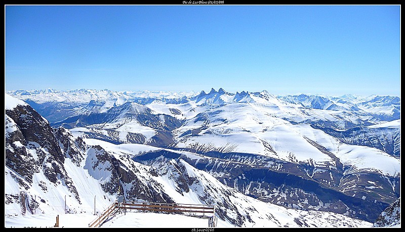 Depuis le sommet : La Vanoise au loin à gauche et le Pays d'Arves au premier Plan (Aiguilles d'Arves et Aiguille du Goléon).