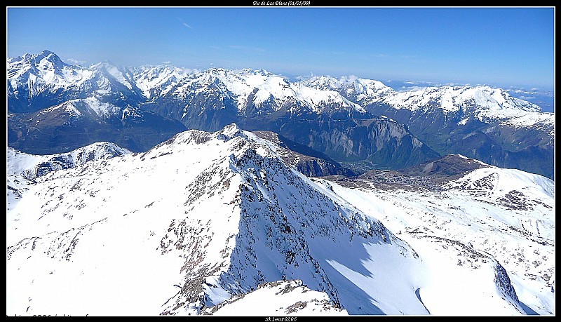 #2 Depuis le sommet : Vue sur l Depuis le sommet : Vue sur l'Alpe d'Huez (versant encore très bien enneigé) à droite et jusqu'à la Muzelle sur la gauche.