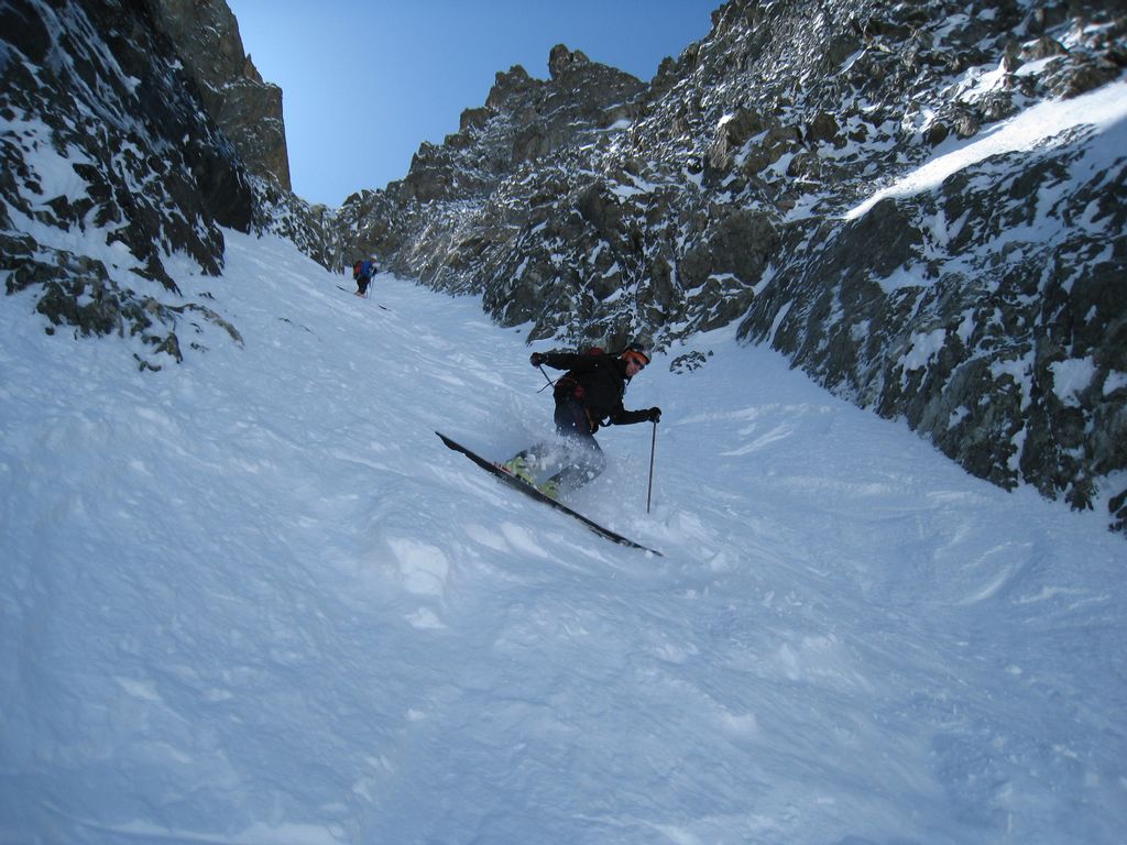 #10 Couloir N des Aupillous : Nico decoupe la poudre dans le couloir Couloir N des Aupillous : Nico decoupe la poudre dans le couloir
