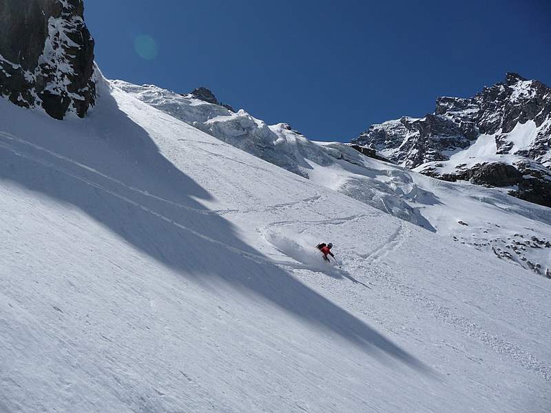 #33 Col Claire : Pedro dans le goulet de sortie du glacier d Col Claire : Pedro dans le goulet de sortie du glacier d'Armande