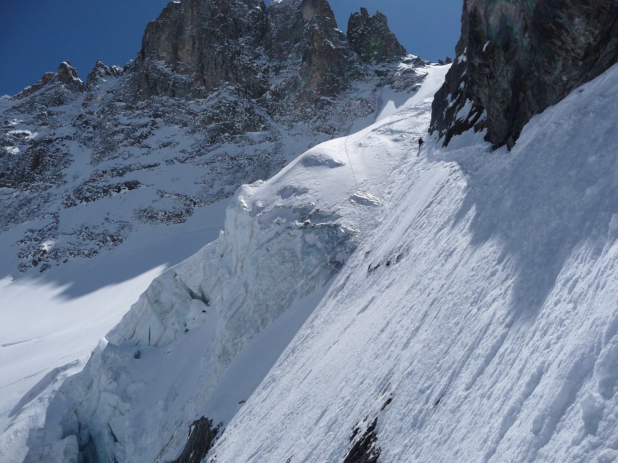#28 Glacier d Glacier d'Armande : La traversée expo en rive gauche, pour passer la première chute de séracs