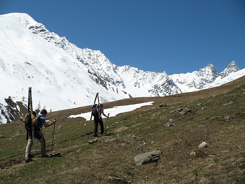 Chemin d'été : les Aiguilles apparaissent