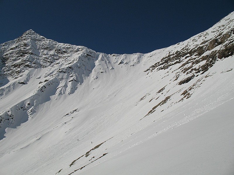 Col des Trois Pointes : on distingue deux randonneurs dans la montée