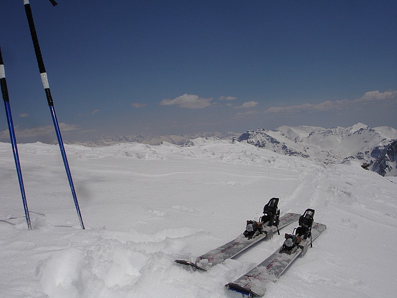 Mes skis : sont bien trop lourd et bientôt à vendre sans doute, sans le paysage au fond
