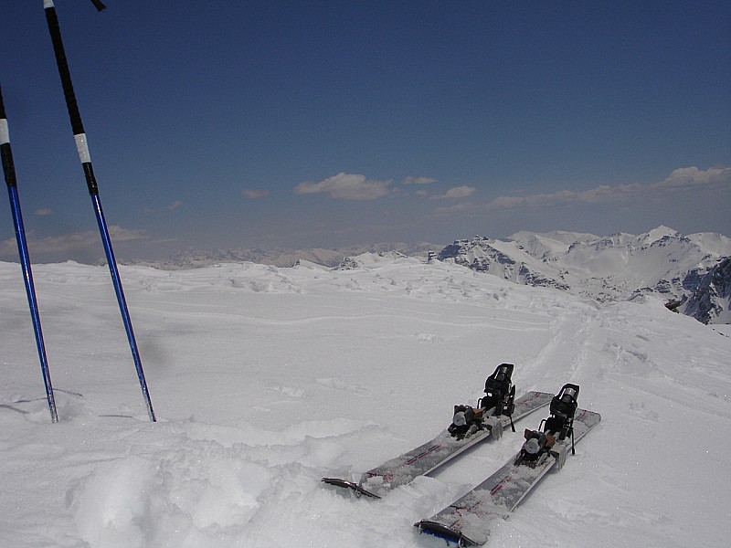 #6 Mes skis : sont bien trop lourd et bientôt à vendre sans doute, sans le paysage au fond Mes skis : sont bien trop lourd et bientôt à vendre sans doute, sans le paysage au fond