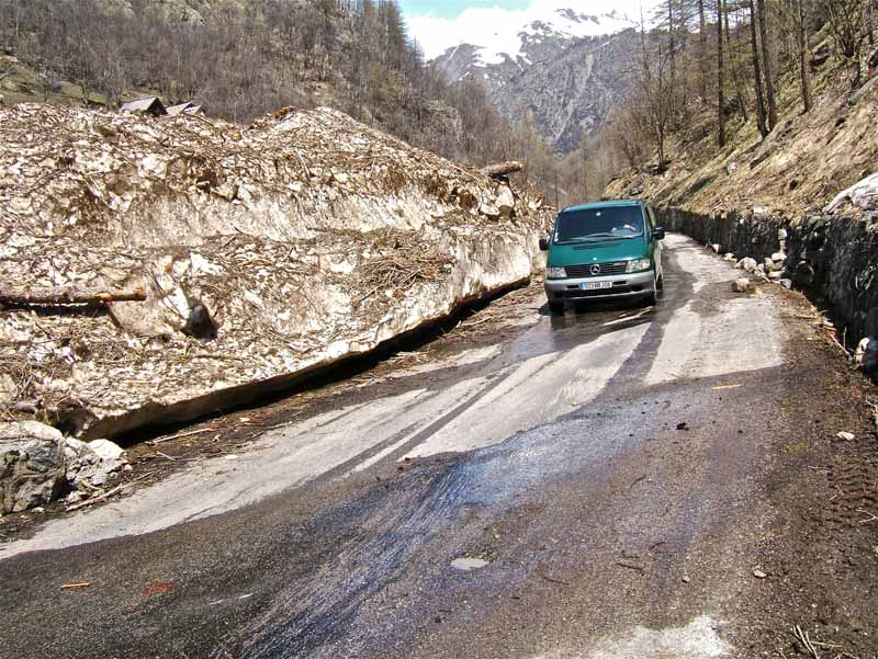 #12 Bonette : L Bonette : L'avalanche du pont de Vens, énorme cette année, le soufle a couché les arbres au dessus de la route.