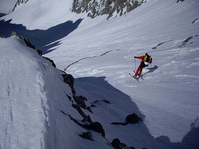 #11 descente : Denis passe à droite du couloir pour éviter les traces de montée descente : Denis passe à droite du couloir pour éviter les traces de montée