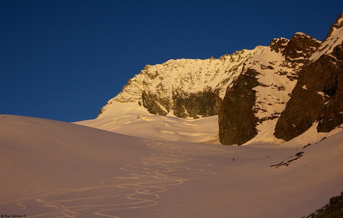 #2 Sous le Mont-Pourri : Tout est immobile et en suspens à ce moment là. Sous le Mont-Pourri : Tout est immobile et en suspens à ce moment là.