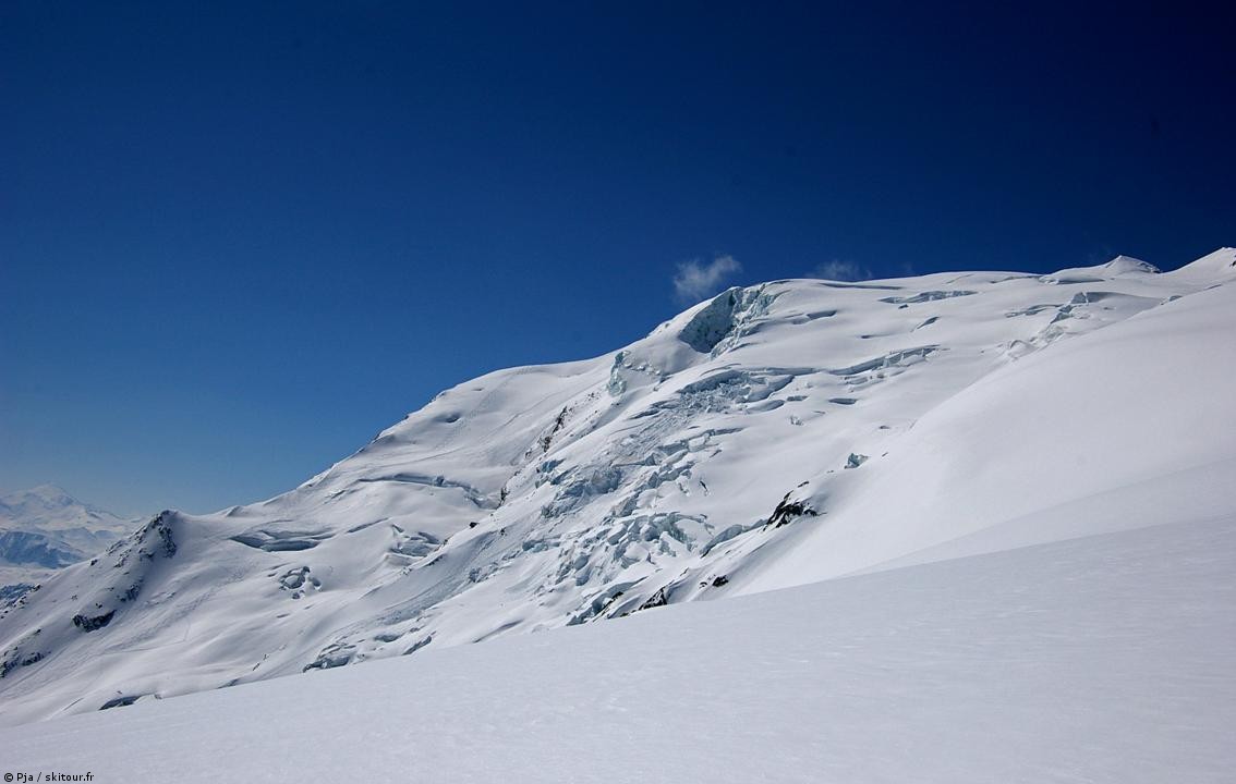 #11 A l A l'approche du Rocher Vieux : L'itinéraire du Rocher Vieux permet d'accéder visuellement à l'ensemble des glaciers de la Sache, en se situant à leur centre. Au 1er plan le glacier de la Savinaz, au second le glacier de La Martin, avec 1 trace ascend