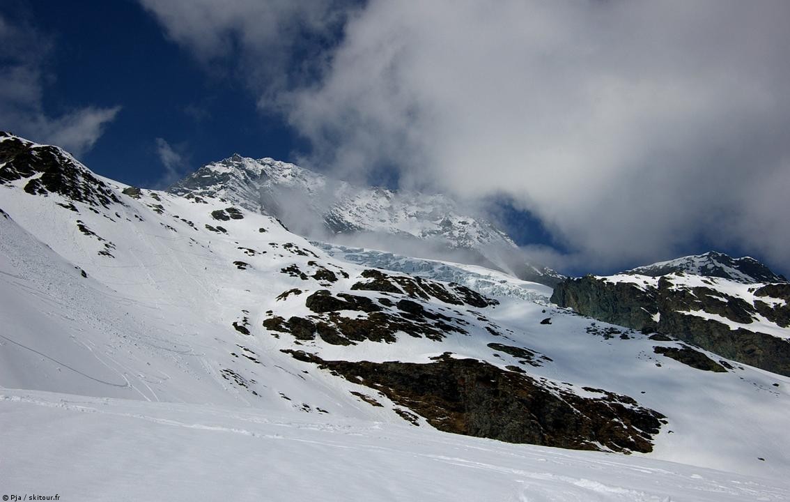 #12 Sous Rocher Vieux : Grandes pentes, grand ski de printemps. Sous Rocher Vieux : Grandes pentes, grand ski de printemps.